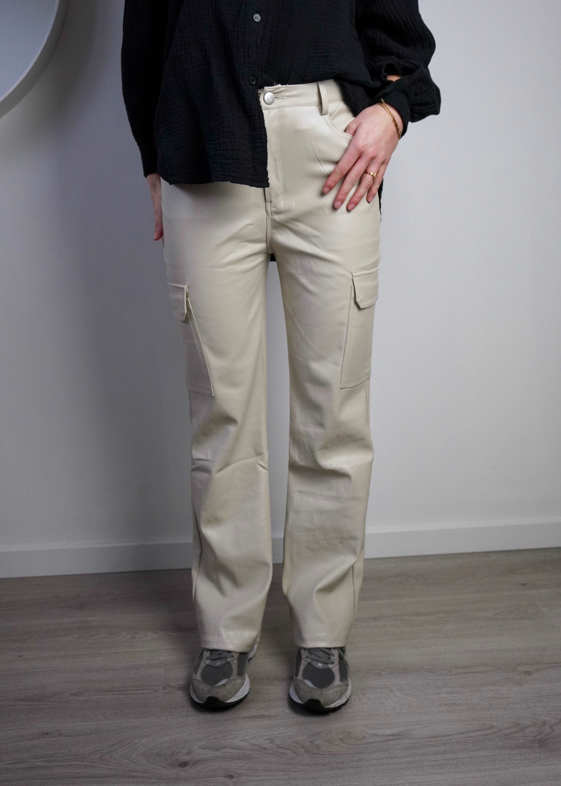 Nika leatherlook cargo broek beige - Styles And More