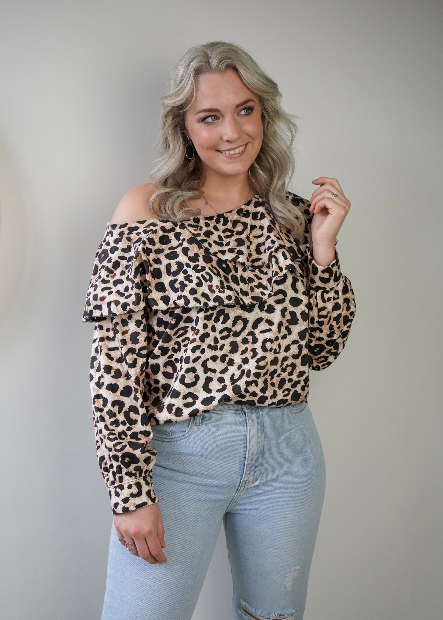 Off-shoulder blouse panterprint | Styles And More