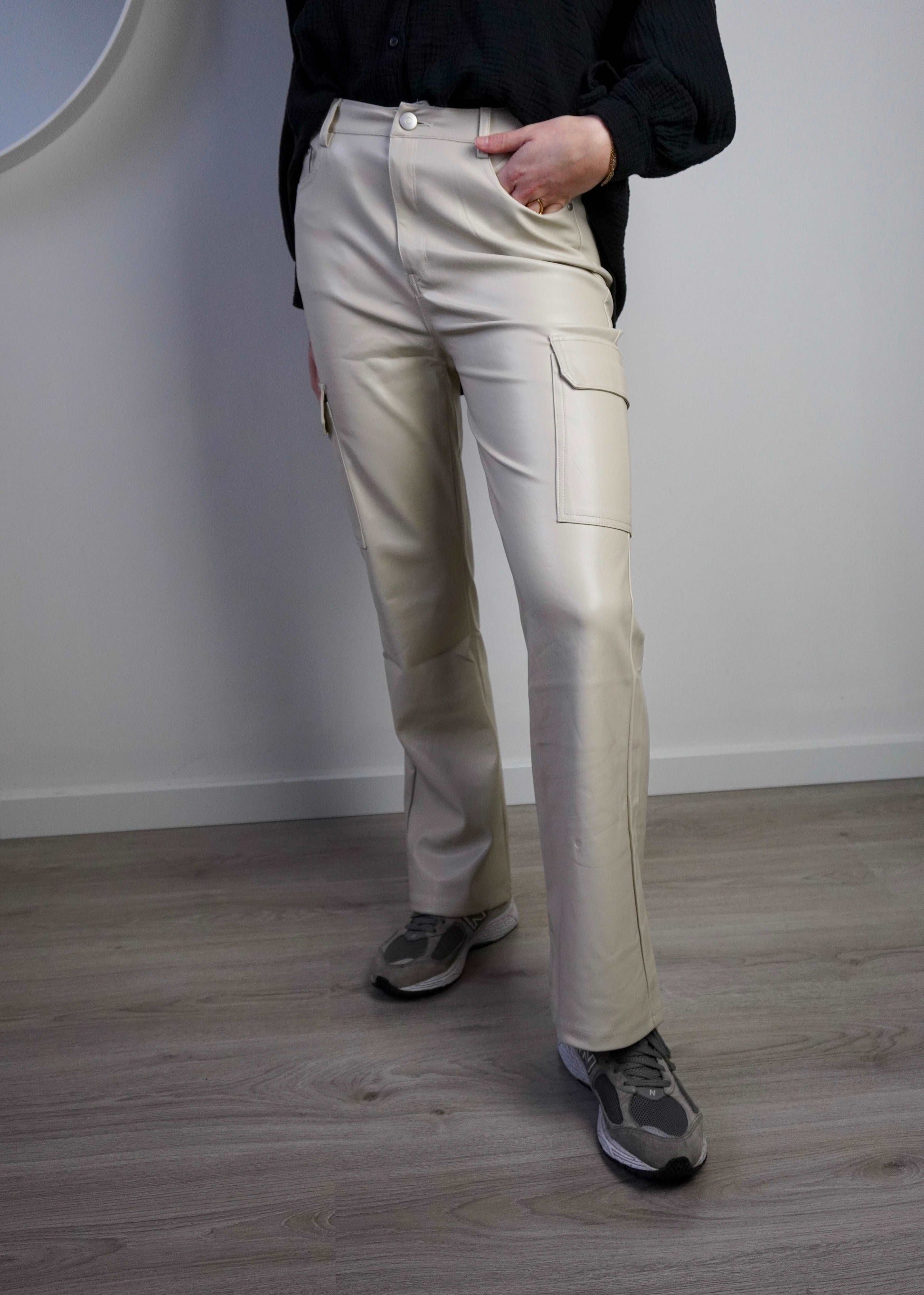 Nika leatherlook cargo broek beige - Styles And More