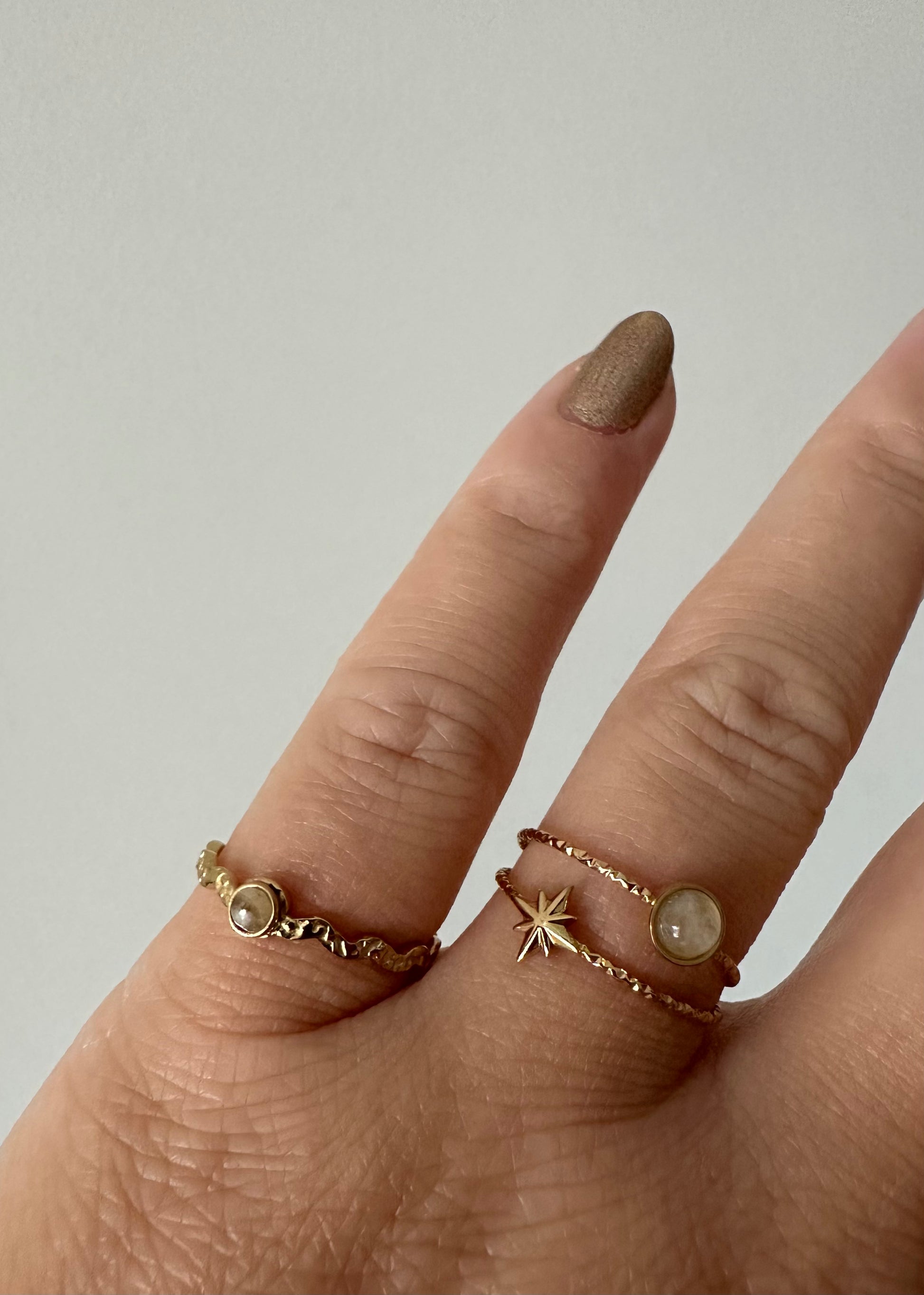 Maria ring curl met steen beige - Styles And More